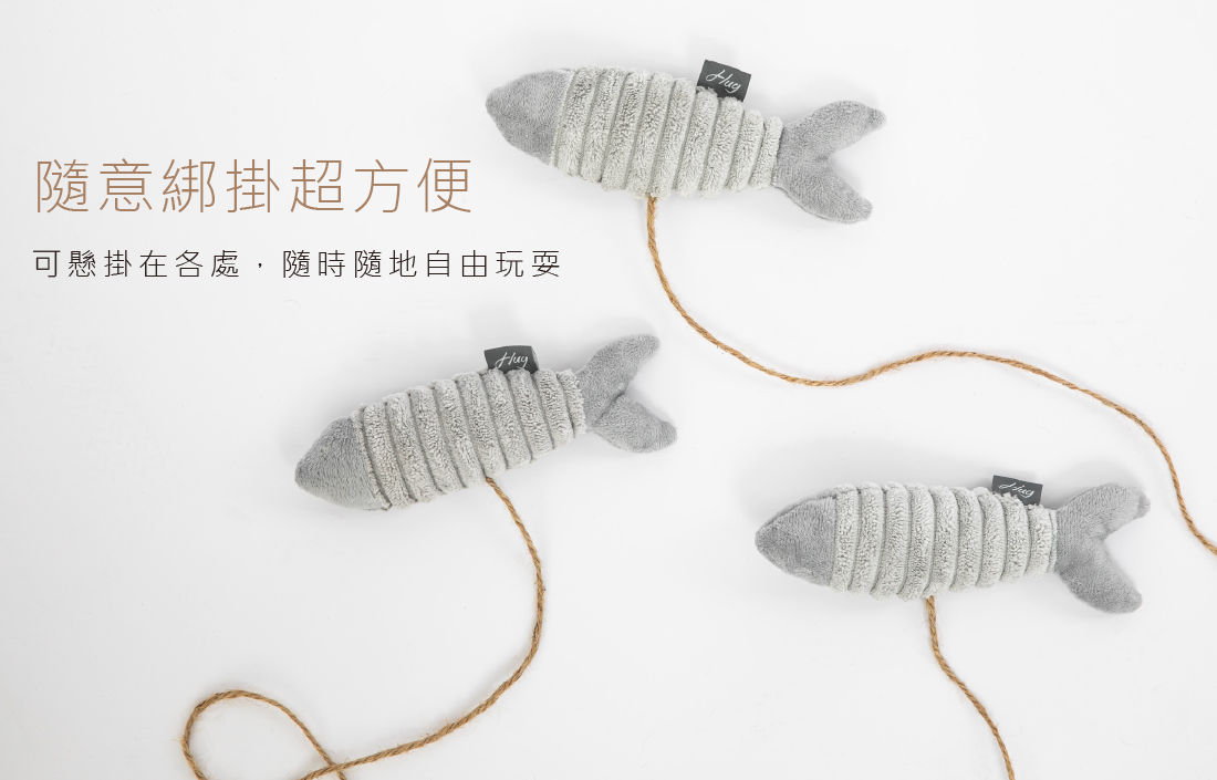 貓咪高空伸爪撈魚情境